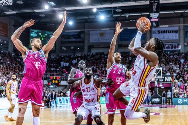 Marcus Carr (Fitness First Wuerzburg Baskets, 05) vs Jalen Finch (Telekom Baskets Bonn, 00), Alijah Comithier (Telekom Baskets Bonn, 02), Eddy Edigin Jr. (Fitness First Wuerzburg Baskets, 27) schaut zu Telekom Baskets Bonn vs. Fitness First Wuerzburg Baskets, Basketball, easy Credit BBL, Playoffs, Viertelfinale, 5. Spieltag, 2025 2026, 27.05.2026 Telekom Baskets Bonn vs. Fitness First Wuerzburg Baskets, Basketball, easy Credit BBL, Playoffs, Viertelfinale, 5. Spieltag, 2025 2026, 27.05.2026 Bonn Copyright: xEibner-Pressefoto GerhardxWingenx EP_GWR