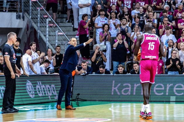 Marko Stankovic (Telekom Baskets Bonn, Headcoach) gibt Kur Jongkuch (Telekom Baskets Bonn, 15) Anweisungen Telekom Baskets Bonn vs. Fitness First Wuerzburg Baskets, Basketball, easy Credit BBL, Playoffs, Viertelfinale, 5. Spieltag, 2025 2026, 27.05.2026 Telekom Baskets Bonn vs. Fitness First Wuerzburg Baskets, Basketball, easy Credit BBL, Playoffs, Viertelfinale, 5. Spieltag, 2025 2026, 27.05.2026 Bonn Copyright: xEibner-Pressefoto GerhardxWingenx EP_GWR