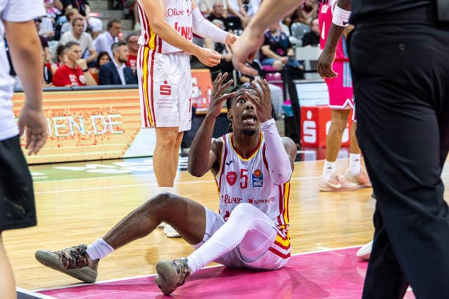 Marcus Carr (Fitness First Wuerzburg Baskets, 05) ist unzufrieden mit der Entscheidung des Schiedsrichters und beschwert sich aufgeregt Telekom Baskets Bonn vs. Fitness First Wuerzburg Baskets, Basketball, easy Credit BBL, Playoffs, Viertelfinale, 5. Spieltag, 2025 2026, 27.05.2026 Telekom Baskets Bonn vs. Fitness First Wuerzburg Baskets, Basketball, easy Credit BBL, Playoffs, Viertelfinale, 5. Spieltag, 2025 2026, 27.05.2026 Bonn Copyright: xEibner-Pressefoto GerhardxWingenx EP_GWR