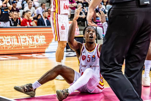 Marcus Carr (Fitness First Wuerzburg Baskets, 05) ist unzufrieden mit der Entscheidung des Schiedsrichters und beschwert sich aufgeregt Telekom Baskets Bonn vs. Fitness First Wuerzburg Baskets, Basketball, easy Credit BBL, Playoffs, Viertelfinale, 5. Spieltag, 2025 2026, 27.05.2026 Telekom Baskets Bonn vs. Fitness First Wuerzburg Baskets, Basketball, easy Credit BBL, Playoffs, Viertelfinale, 5. Spieltag, 2025 2026, 27.05.2026 Bonn Copyright: xEibner-Pressefoto GerhardxWingenx EP_GWR