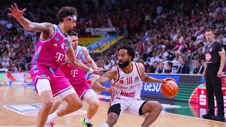 27.05.2026, xydrx, Basketball, easyCredit Basketball Bundesliga, Playoffs, Viertelfinale Spiel 5, Telekom Baskets Bonn - Fitness First Würzburg Baskets, Telekom Dome Bonn: Michael Kessens (Telekom Baskets Bonn, 6) und Grayson Murphy (Telekom Baskets Bonn, 7) im Zweikampf gegen Davion Mintz (Fitness First Wuerzburg Baskets, 10) Copyright: HMBxMedia YannisxDreimann