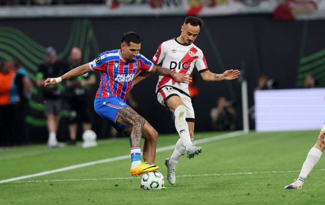 Crystal Palace - Rayo Vallecano Finale Conference League Leipzig, 27.05.2026, Leipzig Stadium, Fussball, Final UEFA Conference League , Crystal Palace FC (ENG) vs. Rayo Vallecano de Madrid (ESP) , Im Bild von links: Daniel Munoz (2, Palace) und çlvaro Garcia ( 18, Vallecano) , Nur zur redaktionellen Nutzung. Only editorial use. , UEFA regulations prohibit any use of photographs as image sequences and or quasi-video. ,