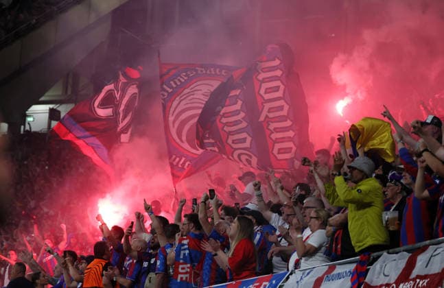 Crystal Palace - Rayo Vallecano Finale Conference League Leipzig, 27.05.2026, Leipzig Stadium, Fussball, Final UEFA Conference League , Crystal Palace FC (ENG) vs. Rayo Vallecano de Madrid (ESP) , Im Bild: Fans von Crystal Palace , Nur zur redaktionellen Nutzung. Only editorial use. , Mit den abgebildeten Person (en) gibt es kein Model Release Einverständniserklärung. PICTURE POINT übernimmt keine Haftung bei Verletzung der Persönlichkeitsrechte. , UEFA regulations prohibit any use of photographs as image sequences and or quasi-video. ,