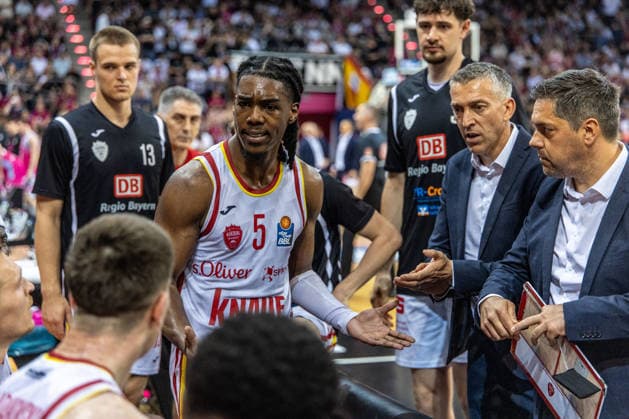 Marcus Carr (Fitness First Wuerzburg Baskets, 05) ist aufgeregt bei einer Auszeit Telekom Baskets Bonn vs. Fitness First Wuerzburg Baskets, Basketball, easy Credit BBL, Playoffs, Viertelfinale, 5. Spieltag, 2025 2026, 27.05.2026 Telekom Baskets Bonn vs. Fitness First Wuerzburg Baskets, Basketball, easy Credit BBL, Playoffs, Viertelfinale, 5. Spieltag, 2025 2026, 27.05.2026 Bonn Copyright: xEibner-Pressefoto GerhardxWingenx EP_GWR