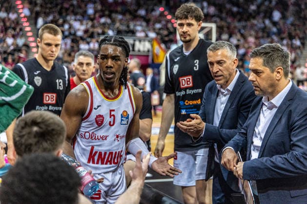 Marcus Carr (Fitness First Wuerzburg Baskets, 05) ist aufgeregt bei einer Auszeit Telekom Baskets Bonn vs. Fitness First Wuerzburg Baskets, Basketball, easy Credit BBL, Playoffs, Viertelfinale, 5. Spieltag, 2025 2026, 27.05.2026 Telekom Baskets Bonn vs. Fitness First Wuerzburg Baskets, Basketball, easy Credit BBL, Playoffs, Viertelfinale, 5. Spieltag, 2025 2026, 27.05.2026 Bonn Copyright: xEibner-Pressefoto GerhardxWingenx EP_GWR