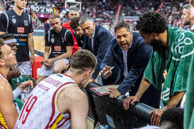 Saso Filipovski (Fitness First Wuerzburg Baskets, Trainer) ist aufgeregt und nimmt eine Auszeit Telekom Baskets Bonn vs. Fitness First Wuerzburg Baskets, Basketball, easy Credit BBL, Playoffs, Viertelfinale, 5. Spieltag, 2025 2026, 27.05.2026 Telekom Baskets Bonn vs. Fitness First Wuerzburg Baskets, Basketball, easy Credit BBL, Playoffs, Viertelfinale, 5. Spieltag, 2025 2026, 27.05.2026 Bonn Copyright: xEibner-Pressefoto GerhardxWingenx EP_GWR