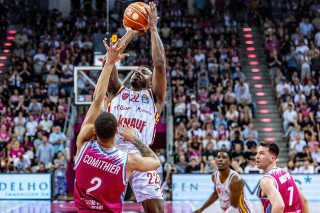 Johnathan Stove (Fitness First Wuerzburg Baskets, 22) vs Alijah Comithier (Telekom Baskets Bonn, 02) Telekom Baskets Bonn vs. Fitness First Wuerzburg Baskets, Basketball, easy Credit BBL, Playoffs, Viertelfinale, 5. Spieltag, 2025 2026, 27.05.2026 Telekom Baskets Bonn vs. Fitness First Wuerzburg Baskets, Basketball, easy Credit BBL, Playoffs, Viertelfinale, 5. Spieltag, 2025 2026, 27.05.2026 Bonn Copyright: xEibner-Pressefoto GerhardxWingenx EP_GWR