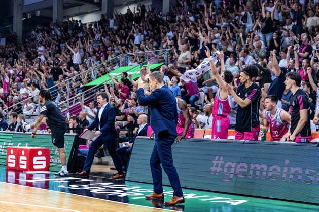 Marko Stankovic (Telekom Baskets Bonn, Headcoach) und die Spieler der Telekom Baskets Bonn jubeln auf der Bank Telekom Baskets Bonn vs. Fitness First Wuerzburg Baskets, Basketball, easy Credit BBL, Playoffs, Viertelfinale, 5. Spieltag, 2025 2026, 27.05.2026 Telekom Baskets Bonn vs. Fitness First Wuerzburg Baskets, Basketball, easy Credit BBL, Playoffs, Viertelfinale, 5. Spieltag, 2025 2026, 27.05.2026 Bonn Copyright: xEibner-Pressefoto GerhardxWingenx EP_GWR