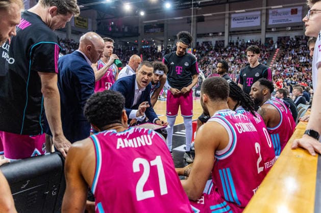 Marko Stankovic (Telekom Baskets Bonn, Headcoach) nimmt aufgeregt eine Auszeit, Telekom Baskets Bonn vs. Fitness First Wuerzburg Baskets, Basketball, easy Credit BBL, Playoffs, Viertelfinale, 5. Spieltag, 2025 2026, 27.05.2026 Telekom Baskets Bonn vs. Fitness First Wuerzburg Baskets, Basketball, easy Credit BBL, Playoffs, Viertelfinale, 5. Spieltag, 2025 2026, 27.05.2026 Bonn Copyright: xEibner-Pressefoto GerhardxWingenx EP_GWR