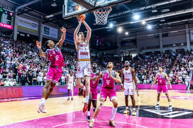 Alen Pjanic (Fitness First Wuerzburg Baskets, 35) am Korb vs Jalen Finch (Telekom Baskets Bonn, 00), Alijah Comithier (Telekom Baskets Bonn, 02), Tylan Birts (Telekom Baskets Bonn, 05), Joel Sadu Aminu (Telekom Baskets Bonn, 21), Charles Thompson (Fitness First Wuerzburg Baskets, 32) chain zu Telekom Baskets Bonn vs. Fitness First Wuerzburg Baskets, Basketball, easy Credit BBL, Playoffs, Viertelfinale, 5. Spieltag, 2025 2026, 27.05.2026 Telekom Baskets Bonn vs. Fitness First Wuerzburg Baskets, Basketball, easy Credit BBL, Playoffs, Viertelfinale, 5. Spieltag, 2025 2026, 27.05.2026 Bonn Copyright: xEibner-Pressefoto GerhardxWingenx EP_GWR