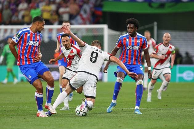Leipzig, Sachsen, Deutschland, 27.05.2026: Red Bull Arena: Finale UEFA Conference League Crystal Palace - Rayo Vallecano: Alemao (9, Rayo Vallecano) am Ball vor Daniel Munoz (2, Crystal Palace), Alvaro Garcia (18, Rayo Vallecano) und Jaydee Canvot (23, Crystal Palace), rechts schaut Isi Palazon (7, Rayo Vallecano) zu Copyright: xdtsxNachrichtenagenturx dts_120913