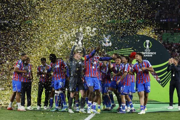 LEIPZIG - Crystal Palace FC goalkeeper Dean Henderson, Daniel Munoz of Crystal Palace FC, Tyrick Mitchell of Crystal Palace FC, Maxence Lacroix of Crystal Palace FC, Ismaïla Sarr of Crystal Palace FC, Yeremy Pino of Crystal Palace FC, Jean-Philippe Mateta of Crystal Palace FC,, Daichi Kamada of Crystal Palace FC, Adam Wharton of Crystal Palace FC, Jaydee Canvot of Crystal Palace FC, Chadi Riad of Crystal Palace FC, Crystal Palace FC goalkeeper Remi Matthews, Crystal Palace FC goalkeeper Walter Benitez, Jefferson Lerma of Crystal Palace FC, Brennan Johnson of Crystal Palace FC, Nathaniel Clyne of Crystal Palace FC, Will Hughes of Crystal Palace FC, Jorgen Strand Larsen of Crystal Palace FC, Borna Sosa of Crystal Palace FC, Chris Richards of Crystal Palace FC, Evann Guessand of Crystal Palace FC, Justin Devenny of Crystal Palace FC, Rio Cardines of Crystal Palace FC, Crystal Palace FC coach Oliver Glasner, Dean Benamar of Crystal Palace FC, Ben Casey of Crystal Palace FC, George King of Crystal Palace FC with the UEFA Europa Conference League trophy during the UEFA Conference League Final between Crystal Palace FC and Rayo Vallecano de Madrid at the Leipzig Arena on May 27, 2026 in Leipzig, Germany. MAURICE VAN STEEN ANP UEFA Conference League - FINAL 2025-2026 xVIxANPxSportx xMauricexvanxSteenxIVx 559470434 originalFilename: 559470434.jpg