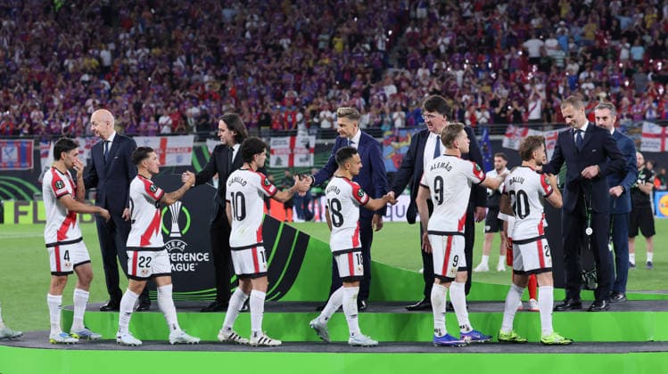 Crystal Palace - Rayo Vallecano Finale Conference League Leipzig, 27.05.2026, Leipzig Stadium, Fussball, Final UEFA Conference League , Crystal Palace (ENG) v. Rayo Vallecano Madrid (ESP) 0:1 (0:1) , CRYSTAL PALACE F.C. ist Sieger der UEFA Conference League 2026 , Im Bild: Enttäuschte Spieler von Rayo Vallecano Madrid , Nur zur redaktionellen Nutzung. Only editorial use. , UEFA regulations prohibit any use of photographs as image sequences and or quasi-video. ,