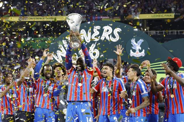 LEIPZIG - Crystal Palace FC goalkeeper Dean Henderson, Daniel Munoz of Crystal Palace FC, Tyrick Mitchell of Crystal Palace FC, Maxence Lacroix of Crystal Palace FC, Ismaïla Sarr of Crystal Palace FC, Yeremy Pino of Crystal Palace FC, Jean-Philippe Mateta of Crystal Palace FC,, Daichi Kamada of Crystal Palace FC, Adam Wharton of Crystal Palace FC, Jaydee Canvot of Crystal Palace FC, Chadi Riad of Crystal Palace FC, Crystal Palace FC goalkeeper Remi Matthews, Crystal Palace FC goalkeeper Walter Benitez, Jefferson Lerma of Crystal Palace FC, Brennan Johnson of Crystal Palace FC, Nathaniel Clyne of Crystal Palace FC, Will Hughes of Crystal Palace FC, Jorgen Strand Larsen of Crystal Palace FC, Borna Sosa of Crystal Palace FC, Chris Richards of Crystal Palace FC, Evann Guessand of Crystal Palace FC, Justin Devenny of Crystal Palace FC, Rio Cardines of Crystal Palace FC, Crystal Palace FC coach Oliver Glasner, Dean Benamar of Crystal Palace FC, Ben Casey of Crystal Palace FC, George King of Crystal Palace FC with the UEFA Europa Conference League trophy during the UEFA Conference League Final between Crystal Palace FC and Rayo Vallecano de Madrid at the Leipzig Arena on May 27, 2026 in Leipzig, Germany. MAURICE VAN STEEN ANP UEFA Conference League - FINAL 2025-2026 xVIxANPxSportx xMauricexvanxSteenxIVx 559470515 originalFilename: 559470515.jpg