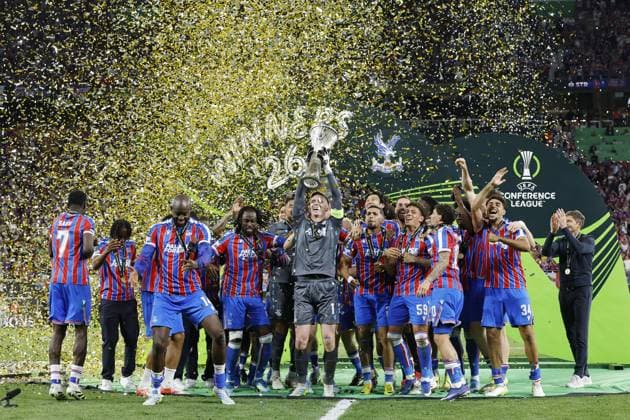 LEIPZIG - Crystal Palace FC goalkeeper Dean Henderson, Daniel Munoz of Crystal Palace FC, Tyrick Mitchell of Crystal Palace FC, Maxence Lacroix of Crystal Palace FC, Ismaïla Sarr of Crystal Palace FC, Yeremy Pino of Crystal Palace FC, Jean-Philippe Mateta of Crystal Palace FC,, Daichi Kamada of Crystal Palace FC, Adam Wharton of Crystal Palace FC, Jaydee Canvot of Crystal Palace FC, Chadi Riad of Crystal Palace FC, Crystal Palace FC goalkeeper Remi Matthews, Crystal Palace FC goalkeeper Walter Benitez, Jefferson Lerma of Crystal Palace FC, Brennan Johnson of Crystal Palace FC, Nathaniel Clyne of Crystal Palace FC, Will Hughes of Crystal Palace FC, Jorgen Strand Larsen of Crystal Palace FC, Borna Sosa of Crystal Palace FC, Chris Richards of Crystal Palace FC, Evann Guessand of Crystal Palace FC, Justin Devenny of Crystal Palace FC, Rio Cardines of Crystal Palace FC, Crystal Palace FC coach Oliver Glasner, Dean Benamar of Crystal Palace FC, Ben Casey of Crystal Palace FC, George King of Crystal Palace FC with the UEFA Europa Conference League trophy during the UEFA Conference League Final between Crystal Palace FC and Rayo Vallecano de Madrid at the Leipzig Arena on May 27, 2026 in Leipzig, Germany. MAURICE VAN STEEN ANP UEFA Conference League - FINAL 2025-2026 xVIxANPxSportx xMauricexvanxSteenxIVx 559471741 originalFilename: 559471741.jpg