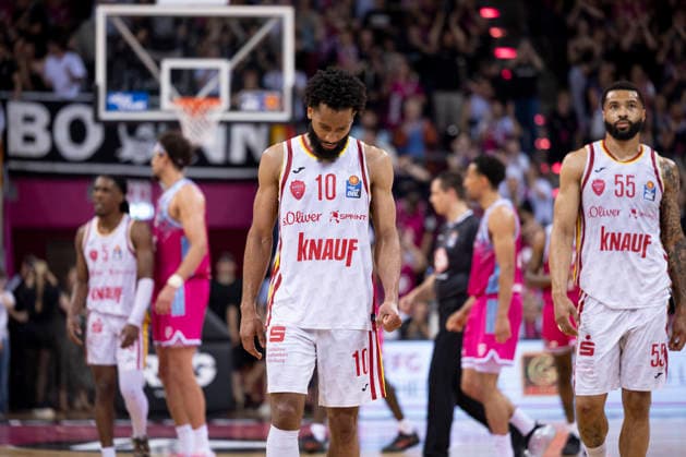 Davion MINTZ (WUE 10, mi.) least den Kopf haengen, David MUENKAT (WUE 55, re.) ist enttaeuscht, ratlos, Enttaeuschung, Frust. Endstand 66:63, Basketball 1.Bundesliga Telekom Baskets Bonn-Fitness First Wuerzburg Baskets (Würzburg) BON vs WUE Playoffs, Viertelfinale, 5. Spiel, im T E L E K O M D O M E, am 27.05.2026, Â