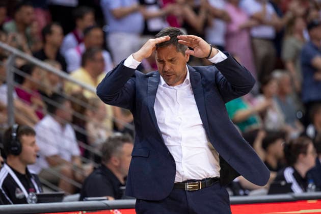 Head Coach Sasa FILIPOVSKI (WUE, mi.) ist fassungslos, Geste, ratlos, Enttaeuschung, Frust, Einzelbild. Endstand 66:63, Basketball 1.Bundesliga Telekom Baskets Bonn-Fitness First Wuerzburg Baskets (Würzburg) BON vs WUE Playoffs, Viertelfinale, 5. Spiel, im T E L E K O M D O M E, am 27.05.2026, Â