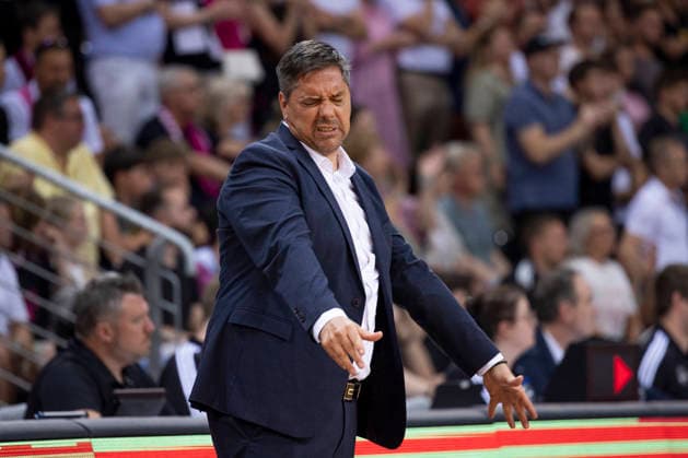 Head Coach Sasa FILIPOVSKI (WUE, mi.) ist fassungslos, Geste, ratlos, Enttaeuschung, Frust, Einzelbild. Endstand 66:63, Basketball 1.Bundesliga Telekom Baskets Bonn-Fitness First Wuerzburg Baskets (Würzburg) BON vs WUE Playoffs, Viertelfinale, 5. Spiel, im T E L E K O M D O M E, am 27.05.2026, Â