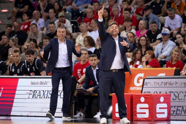 Head Coach Sasa FILIPOVSKI (WUE, re.) gibt seinem Team Anweisungen, mit beiden Armen, Geste, energisch. Endstand 66:63, Basketball 1.Bundesliga Telekom Baskets Bonn-Fitness First Wuerzburg Baskets (Würzburg) BON vs WUE Playoffs, Viertelfinale, 5. Spiel, im T E L E K O M D O M E, am 27.05.2026,