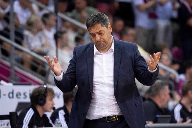 Head Coach Sasa FILIPOVSKI (WUE, mi.) mit leeren Haenden, fassungslos, Geste, ratlos, Enttaeuschung, Frust, Einzelbild. Endstand 66:63, Basketball 1.Bundesliga Telekom Baskets Bonn-Fitness First Wuerzburg Baskets (Würzburg) BON vs WUE Playoffs, Viertelfinale, 5. Spiel, im T E L E K O M D O M E, am 27.05.2026, Â