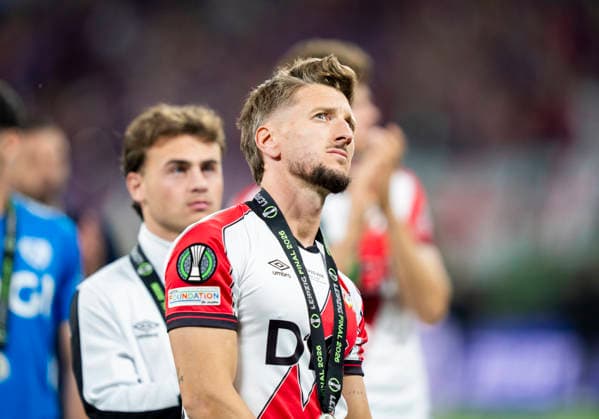 Ivan Balliu (Rayo Vallecano, 20) enttaeuscht, enttaeuscht schauend, dissapointed, traurig, frustiert, frust, gefrustet, frustrated nach der Niederlage im Finale Crystal Palace - Rayo Vallecano, Football, Final UEFA Conference League 2026, Leipzig Stadium, Leipzig DFL regulations prohibit any use of photographs as image sequences and or quasi-video. Copyright: HMBxMedia xMarcoxBader