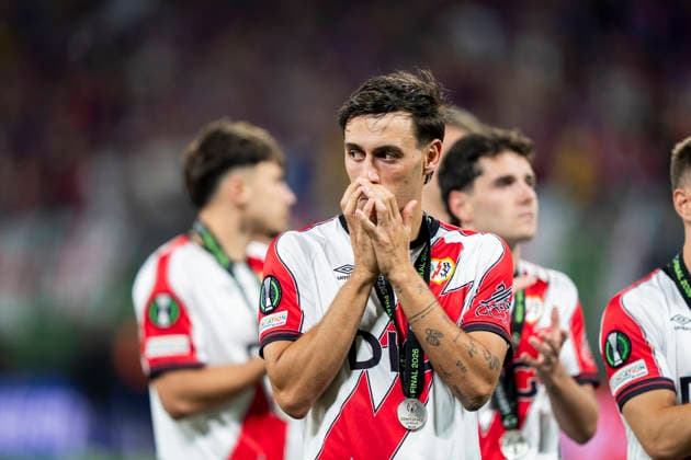 Carlos Martin (Rayo Vallecano, 14) enttaeuscht, enttaeuscht schauend, dissapointed, traurig, frustiert, frust, gefrustet, frustrated nach der Niederlage im Finale Crystal Palace - Rayo Vallecano, Football, Final UEFA Conference League 2026, Leipzig Stadium, Leipzig DFL regulations prohibit any use of photographs as image sequences and or quasi-video. Copyright: HMBxMedia xMarcoxBader
