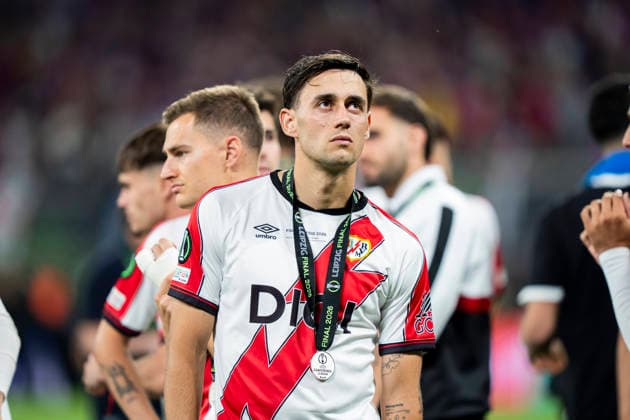 Carlos Martin (Rayo Vallecano, 14) enttaeuscht, enttaeuscht schauend, dissapointed, traurig, frustiert, frust, gefrustet, frustrated nach der Niederlage im Finale Crystal Palace - Rayo Vallecano, Football, Final UEFA Conference League 2026, Leipzig Stadium, Leipzig DFL regulations prohibit any use of photographs as image sequences and or quasi-video. Copyright: HMBxMedia xMarcoxBader