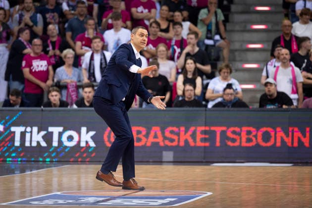 Head Coach Marko STANKOVIC (BON, mi.) steht auf dem Spielfeld und gibt Anweisungen, zeigt mit den Haende, Geste, Einzelbild, Endstand 66:63, Basketball 1.Bundesliga Telekom Baskets Bonn-Fitness First Wuerzburg Baskets (Würzburg) BON vs WUE Playoffs, Viertelfinale, 5. Spiel, im T E L E K O M D O M E, am 27.05.2026, Â