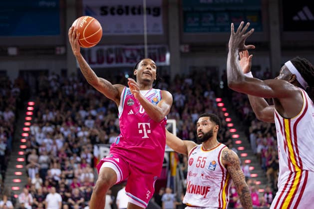 Jalen FINCH (BON 0, li.) am Ball, beim Wurf, im Zweikampf gegen David MUENKAT (WUE 55, mi.) und Charles THOMPSON (WUE 32, re.), Aktion, Endstand 66:63, Basketball 1.Bundesliga Telekom Baskets Bonn-Fitness First Wuerzburg Baskets (Würzburg) BON vs WUE Playoffs, Viertelfinale, 5. Spiel, im T E L E K O M D O M E, am 27.05.2026, Â