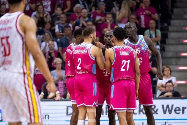 Das Team stimmt sich auf die Schlusssekunden ein, v.l.n.r. Jeff GARRETT JR. (BON 4), Alijah COMITHIER (BON 2), Tylan BIRTS (BON 5), Joel AMINU (BON 21) und Kur JONGKUCH (BON 15), Aktion, Endstand 66:63, Basketball 1.Bundesliga Telekom Baskets Bonn-Fitness First Wuerzburg Baskets (Würzburg) BON vs WUE Playoffs, Viertelfinale, 5. Spiel, im T E L E K O M D O M E, am 27.05.2026, Â