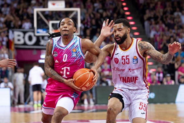 Jalen FINCH (BON 0, mi.) am Ball im Zweikampf gegen David MUENKAT (WUE 55, re.), Aktion, Endstand 66:63, Basketball 1.Bundesliga Telekom Baskets Bonn-Fitness First Wuerzburg Baskets (Würzburg) BON vs WUE Playoffs, Viertelfinale, 5. Spiel, im T E L E K O M D O M E, am 27.05.2026, Â