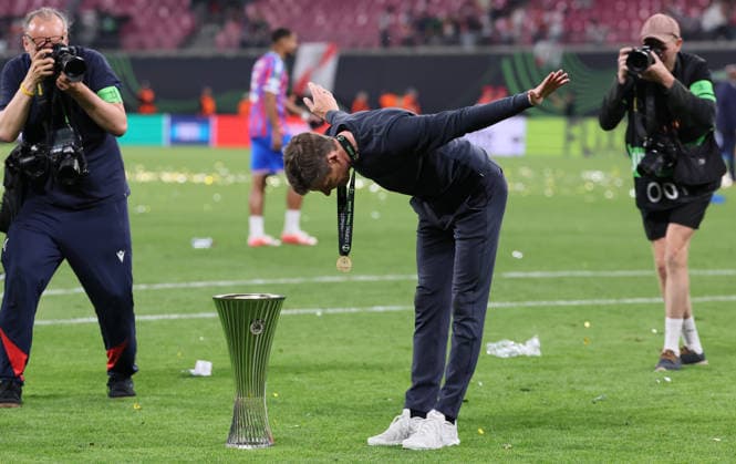 Crystal Palace - Rayo Vallecano Finale Conference League Leipzig, 27.05.2026, Leipzig Stadium, Fussball, Final UEFA Conference League , Crystal Palace (ENG) v. Rayo Vallecano Madrid (ESP) 0:1 (0:1) , CRYSTAL PALACE F.C. ist Sieger der UEFA Conference League 2026 , Im Bild: Schlussjubel. Palace-Trainer Oliver Glasner mit der Sieger-Trophäe , Nur zur redaktionellen Nutzung. Only editorial use. , UEFA regulations prohibit any use of photographs as image sequences and or quasi-video. ,
