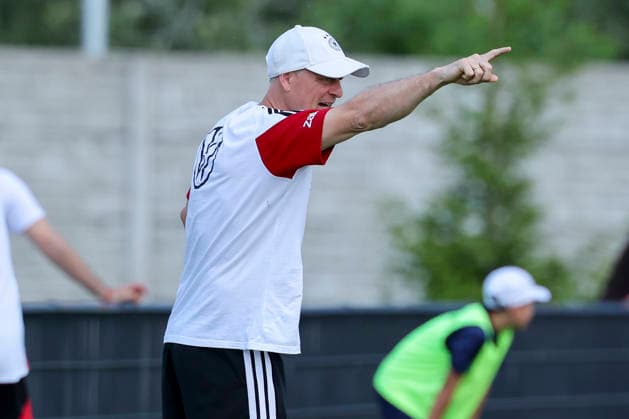 Trainer Christian Woerns (Germany) gestikuliert, UEFA Under 19 friendly, Slovakia v Germany, MOL Academy am 27. May 2026 in Dunajska Streda, Slowakei. (Foto von Marco Steinbrenner DeFodi Images) Trainer Christian Woerns (Germany) gestures, UEFA Under 19 friendly, Slovakia v Germany, MOL Academy, May 27, 2026 in Dunajska Streda, Slovakia. (Photo by Marco Steinbrenner DeFodi Images) -