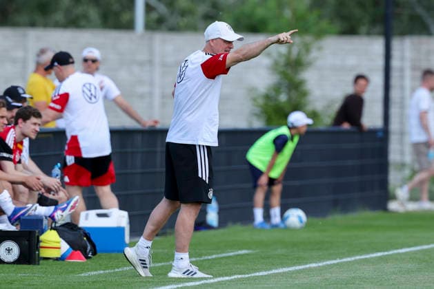 Trainer Christian Woerns (Germany) gestikuliert, UEFA Under 19 friendly, Slovakia v Germany, MOL Academy am 27. May 2026 in Dunajska Streda, Slowakei. (Foto von Marco Steinbrenner DeFodi Images) Trainer Christian Woerns (Germany) gestures, UEFA Under 19 friendly, Slovakia v Germany, MOL Academy, May 27, 2026 in Dunajska Streda, Slovakia. (Photo by Marco Steinbrenner DeFodi Images) -