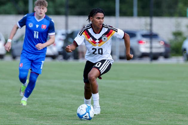 Tiago Poller (Germany) kontrolliert den Ball, UEFA Under 19 friendly, Slovakia v Germany, MOL Academy am 27. May 2026 in Dunajska Streda, Slowakei. (Foto von Marco Steinbrenner DeFodi Images) Tiago Poller (Germany) controls the ball, UEFA Under 19 friendly, Slovakia v Germany, MOL Academy, May 27, 2026 in Dunajska Streda, Slovakia. (Photo by Marco Steinbrenner DeFodi Images) -