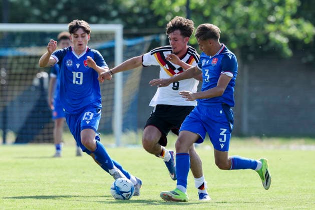 Lukas Pristach (Slovakia), Otto Stange (Germany) und Daniel Ziska (Slovakia) kaempfen um den Ball, UEFA Under 19 friendly, Slovakia v Germany, MOL Academy am 27. May 2026 in Dunajska Streda, Slowakei. (Foto von Marco Steinbrenner DeFodi Images) Lukas Pristach (Slovakia), Otto Stange (Germany) und Daniel Ziska (Slovakia) battle for the ball, UEFA Under 19 friendly, Slovakia v Germany, MOL Academy, May 27, 2026 in Dunajska Streda, Slovakia. (Photo by Marco Steinbrenner DeFodi Images) -