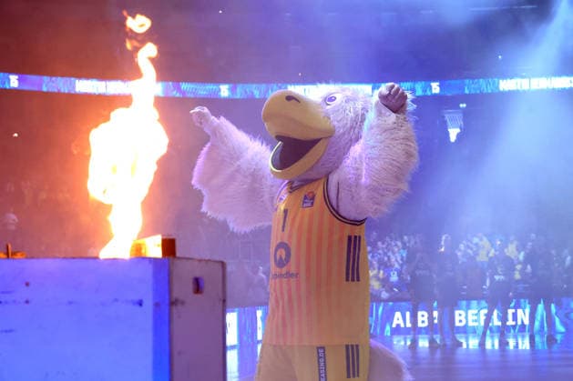 DEU, easyCredit BBL, ALBA vs. Rasta Vechta, 27.05.2026, Uber-Arena, Berlin, DEU, easyCredit BBL, ALBA vs. Rasta Vechta, im Bild ALBA-Maskotchen, Pyro