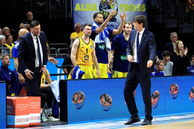 DEU, easyCredit BBL, ALBA vs. Rasta Vechta, 27.05.2026, Uber-Arena, Berlin, DEU, easyCredit BBL, ALBA vs. Rasta Vechta, im Bild CHEFTRAINER Pedro Calles (ALBA Berlin), Assistentstrainer Sebastian Trzcionka (ALBA Berlin) , ALBA-Spielerbank