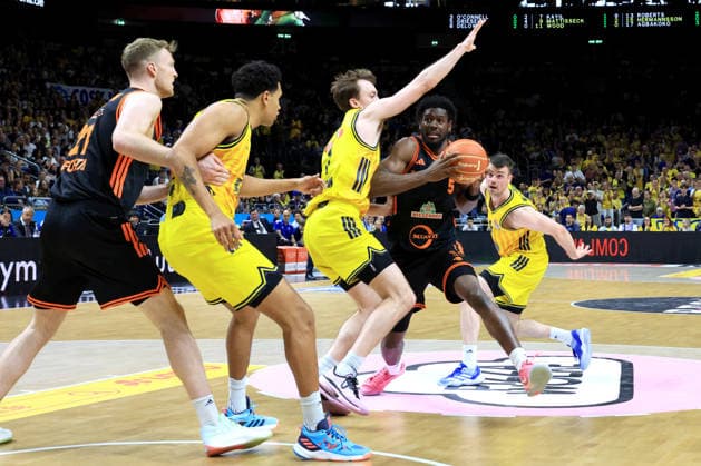 DEU, easyCredit BBL, ALBA vs. Rasta Vechta, 27.05.2026, Uber-Arena, Berlin, DEU, easyCredit BBL, ALBA vs. Rasta Vechta, im Bild Michael Rataj (ALBA Berlin 21), Moses Wood (ALBA Berlin 11), JONAS MATTISSECK (ALBA Berlin 9), Malik Parsons (RASTA Vechta 3), Lars Thiemann (RASTA Vechta 21)
