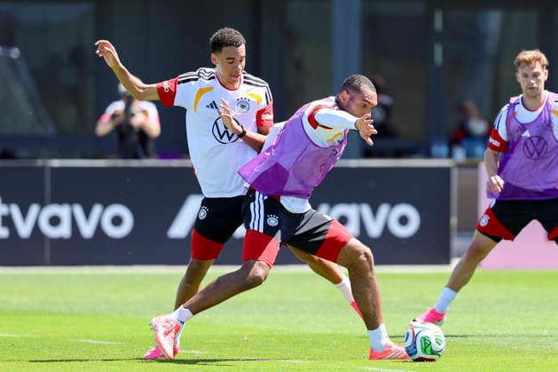 Jamal Musiala (Germany) und Jonathan Tah (Germany) kaempfen um den Ball, , Training der deutschen Fussball Nationalmannschaft, Home Ground am 28. May 2026 in Herzogenaurach, Deutschland. (Foto von Marco Steinbrenner DeFodi Images) Jamal Musiala (Germany) und Jonathan Tah (Germany) battle for the ball, , Training der deutschen Fussball Nationalmannschaft, Home Ground, May 28, 2026 in Herzogenaurach, Germany. (Photo by Marco Steinbrenner DeFodi Images) -