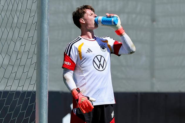 Torhueter Jonas Urbig (Germany) trinkt bei der Hitze aus einer Trinkflasche, , Training der deutschen Fussball Nationalmannschaft, Home Ground am 28. May 2026 in Herzogenaurach, Deutschland. (Foto von Marco Steinbrenner DeFodi Images) Torhueter Jonas Urbig (Germany) drinks from a water bottle in the heat, , Training der deutschen Fussball Nationalmannschaft, Home Ground, May 28, 2026 in Herzogenaurach, Germany. (Photo by Marco Steinbrenner DeFodi Images) -