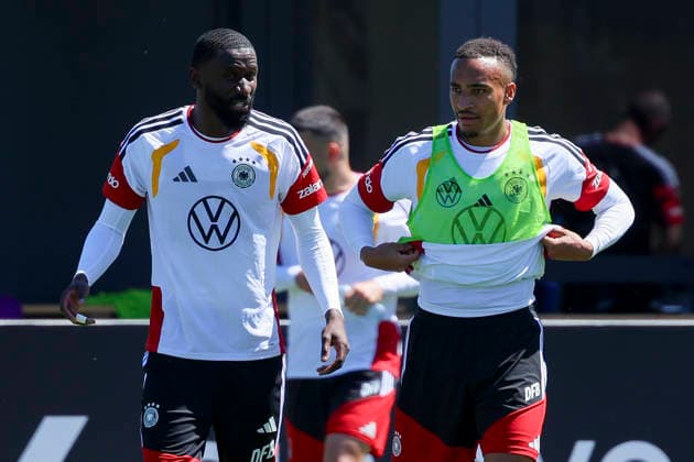 Antonio Ruediger (Germany) und Jamie Leweling (Germany) unterhalten sich, , Training der deutschen Fussball Nationalmannschaft, Home Ground am 28. May 2026 in Herzogenaurach, Deutschland. (Foto von Marco Steinbrenner DeFodi Images) Antonio Ruediger (Germany) und Jamie Leweling (Germany) talk together, , Training der deutschen Fussball Nationalmannschaft, Home Ground, May 28, 2026 in Herzogenaurach, Germany. (Photo by Marco Steinbrenner DeFodi Images) -