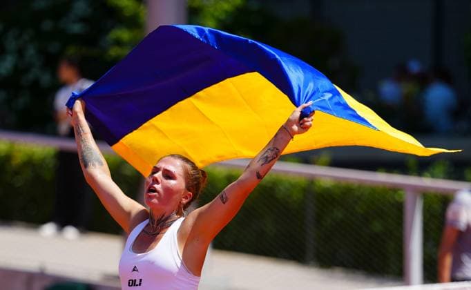 Oleksandra Oliynykova celebrates her second round win with a Ukraine flag French Open Tennis, Day Five, Tennis, Roland Garros, Paris, France - 28 May 2026Paris Roland Garros France EDITORIAL USE ONLY No use with unauthorised audio, video, data, fixture lists, club league logos or live services. Online in-match use limited to 120 images, no video emulation. No use in betting, games or single club league player publications. Copyright: xJavierxGarcia Shutterstockx 16898263e