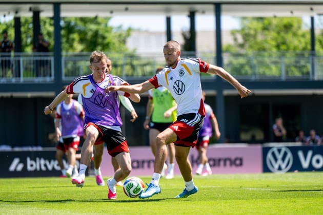GER, Fußball Herren Nationalmannschaft Deutschland, Training, 28.05.2026, Adidas Homeground, Herzogenaurach, GER, Fußball Herren Nationalmannschaft Deutschland, Training, im Bild Maximilian Beier (Deutschland, 14) im Zweikampf mit Waldemar Anton (Deutschland, 03),