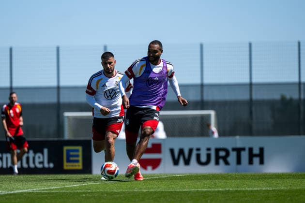 GER, Fußball Herren Nationalmannschaft Deutschland, Training, 28.05.2026, Adidas Homeground, Herzogenaurach, GER, Fußball Herren Nationalmannschaft Deutschland, Training, im Bild Jonathan Tah (Deutschland, 04) am Ball vor Deniz Undav (Deutschland, 26),