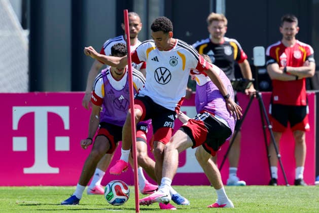 Jamal Musiala (Germany) und Maximilian Beier (Germany) kaempfen um den Ball, , Training der deutschen Fussball Nationalmannschaft, Home Ground am 28. May 2026 in Herzogenaurach, Deutschland. (Foto von Marco Steinbrenner DeFodi Images) Jamal Musiala (Germany) und Maximilian Beier (Germany) battle for the ball, , Training der deutschen Fussball Nationalmannschaft, Home Ground, May 28, 2026 in Herzogenaurach, Germany. (Photo by Marco Steinbrenner DeFodi Images) -