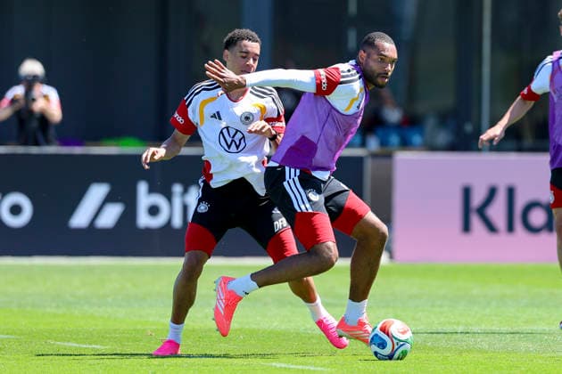 Jamal Musiala (Germany) und Jonathan Tah (Germany) kaempfen um den Ball, , Training der deutschen Fussball Nationalmannschaft, Home Ground am 28. May 2026 in Herzogenaurach, Deutschland. (Foto von Marco Steinbrenner DeFodi Images) Jamal Musiala (Germany) und Jonathan Tah (Germany) battle for the ball, , Training der deutschen Fussball Nationalmannschaft, Home Ground, May 28, 2026 in Herzogenaurach, Germany. (Photo by Marco Steinbrenner DeFodi Images) -