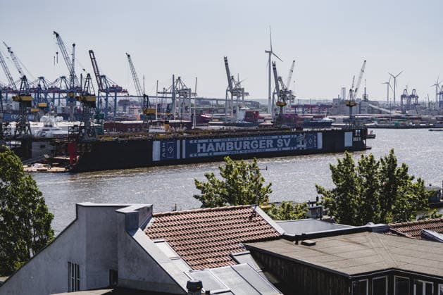 Deutschland, Hamburg, Hamburger Hafen, Blohm+Voss Dock 11, Dock 11, Schwimmdock, Hamburger SV, HSV, HSV Werbung, Mitgliederwerbung, HSV Banner, HSV Schal, Fußballkultur, Traditionsverein, Aufstiegskampagne, Raute-Dich.de, Von der Elbe bis zur Isar immer wieder HSV, Hafen Hamburg, Elbe, Hafenkräne, Containerterminal, Werft, Werftindustrie, Schiffswerft, Dockanlage, maritime Szene, Industriehafen, Hafenpanorama, Hafenbetrieb, Schifffahrt, Wasserverkehr, Containerhafen, Hafenfotografie, maritime Fotografie, Urban Photography, Norddeutschland, Stadtansicht, Industriearchitektur, Docklands, Elbansicht, Morgenlicht, Sonnenlicht, Sommerlicht, Hamburger Skyline, Hafenindustrie, Großwerft, Bannerwerbung, Outdoor Werbung, Logistik, Containerlogistik, Windkraftanlagen Copyright: xStefanxTrochax