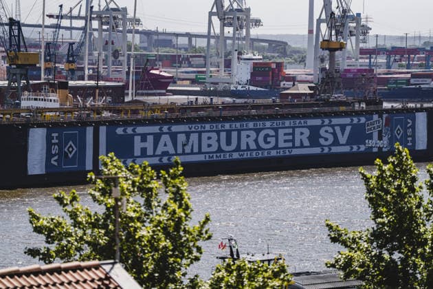 Deutschland, Hamburg, Hamburger Hafen, Blohm+Voss Dock 11, Dock 11, Schwimmdock, Hamburger SV, HSV, HSV Werbung, Mitgliederwerbung, HSV Banner, HSV Schal, Fußballkultur, Traditionsverein, Aufstiegskampagne, Raute-Dich.de, Von der Elbe bis zur Isar immer wieder HSV, Hafen Hamburg, Elbe, Hafenkräne, Containerterminal, Werft, Werftindustrie, Schiffswerft, Dockanlage, maritime Szene, Industriehafen, Hafenpanorama, Hafenbetrieb, Schifffahrt, Wasserverkehr, Containerhafen, Hafenfotografie, maritime Fotografie, Urban Photography, Norddeutschland, Stadtansicht, Industriearchitektur, Docklands, Elbansicht, Morgenlicht, Sonnenlicht, Sommerlicht, Hamburger Skyline, Hafenindustrie, Großwerft, Bannerwerbung, Outdoor Werbung, Logistik, Containerlogistik, Windkraftanlagen Copyright: xStefanxTrochax