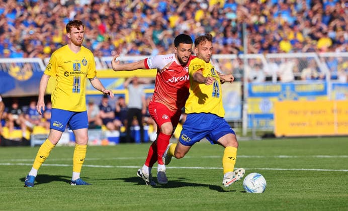 Lok Leipzig - Wuerzburg Aufstiegsspiel 3.Liga Leipzig, 28.05.2026, Bruno-Plache-Stadion,Fußball, HIN Aufstiegsspiel zur 3. Liga , 1. FC LOK LEIPZIG vs. FWK WÜRZBURGER KICKERS , Im Bild v.l.: Lukas Wilton (5, Lok), Dion Berisha (29, Würzburg) und Tobias Dombrowa (34, Lok) ,